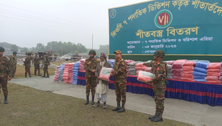 গোপালগঞ্জে সেনাপ্রধানের পক্ষ থেকে ১১শ’ জন পেলেন শীতবস্ত্র

    